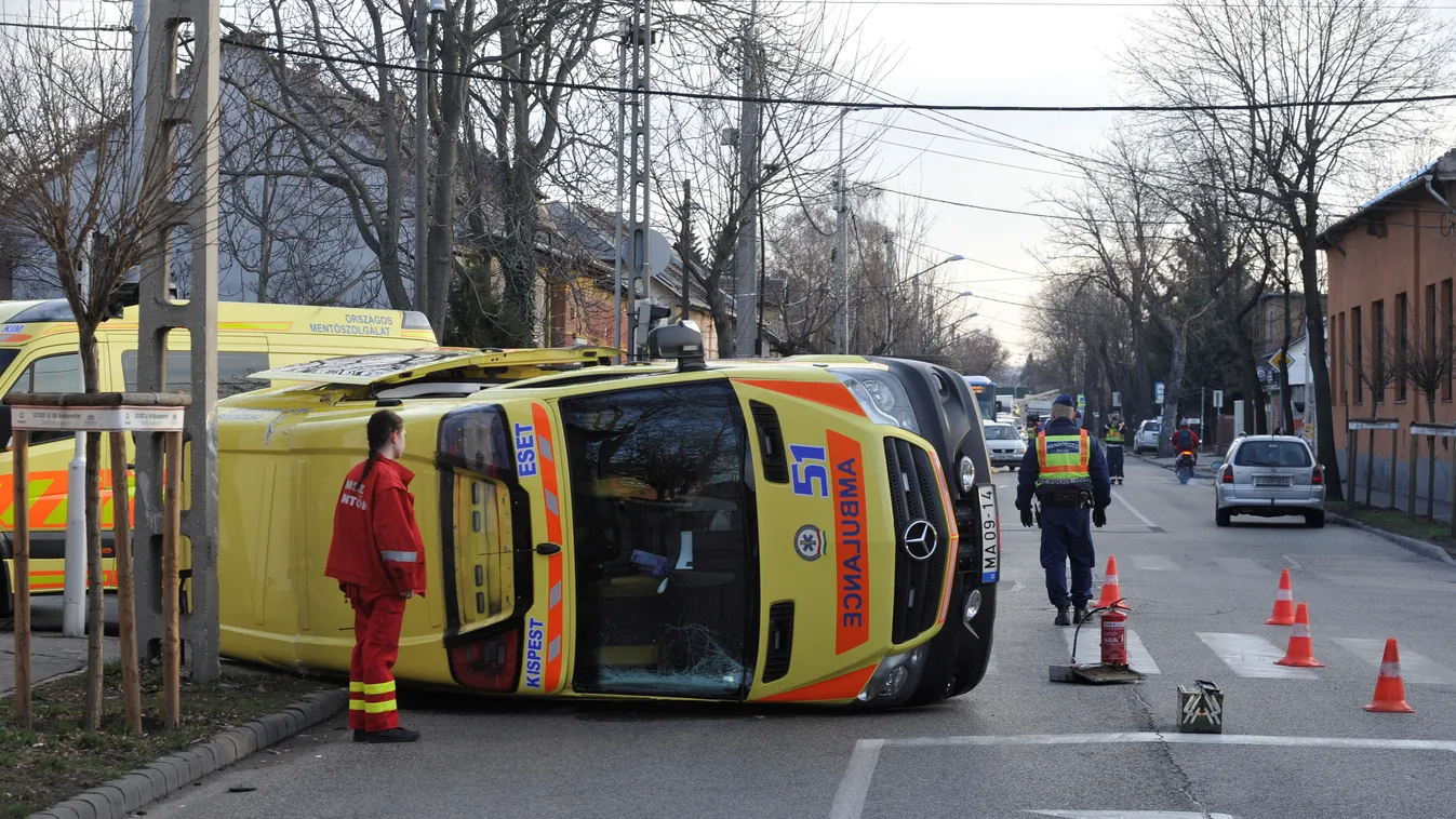 Felborult egy mentőautó a XX. kerületben