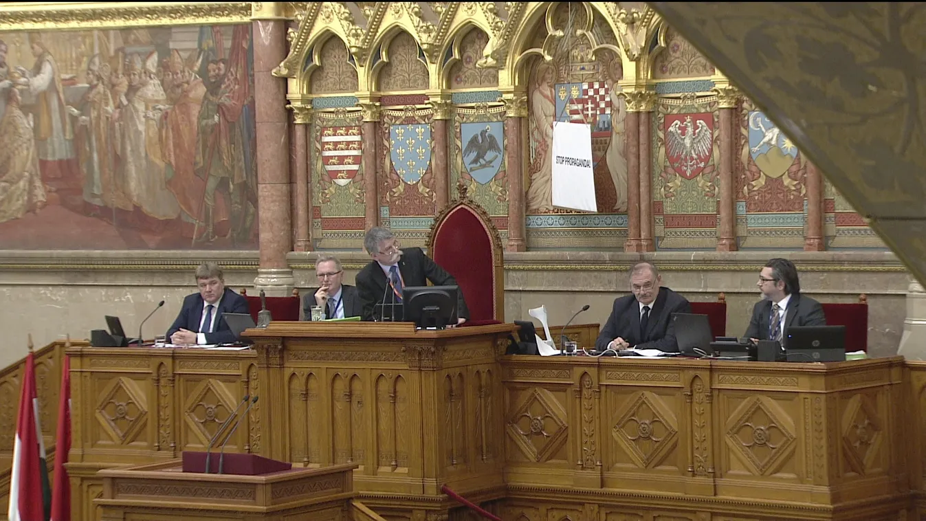 Híveivel fizettetné ki a parlamenti akcióért kapott pénzbüntetést Hadházy