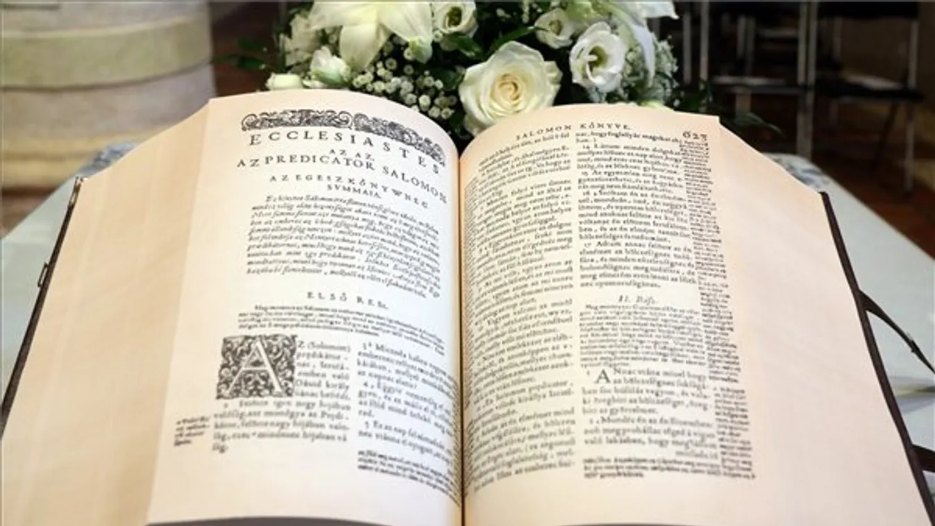 Bemutatták a vizsolyi biblia hasonmás kiadását