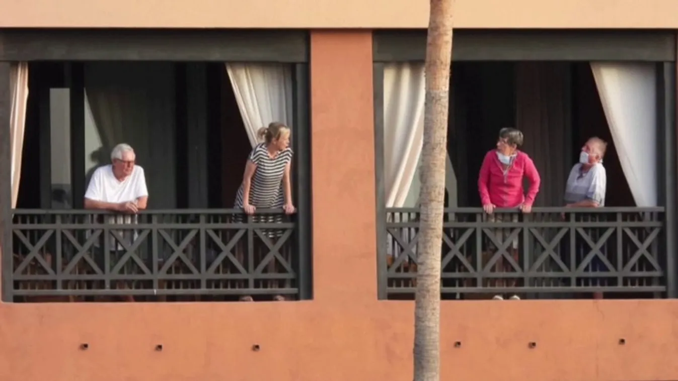 Egy cetliből tudták meg, hogy nem hagyhatják el a hotelszobát