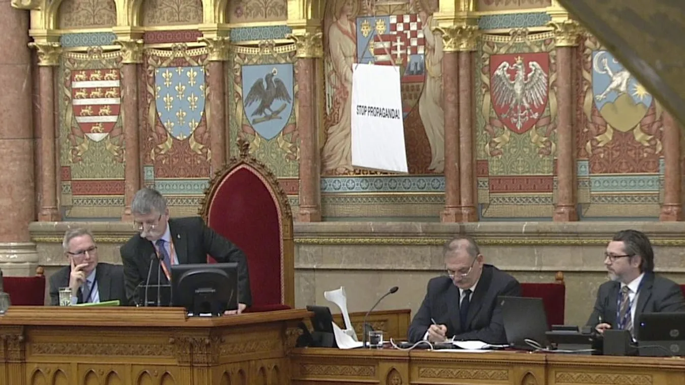 Hadházy Ákost kitiltották a parlamenti ülésről