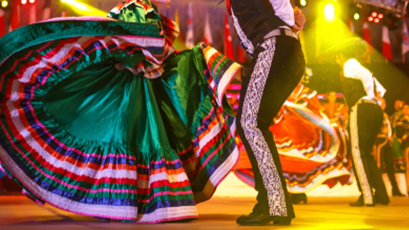 Nők és férfiak tűztek össze a mexikóvárosi nőnapi felvonuláson