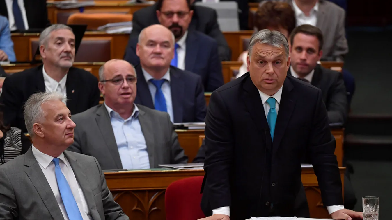 Orbán Viktor: Éjféltől lezárjuk Magyarország határait