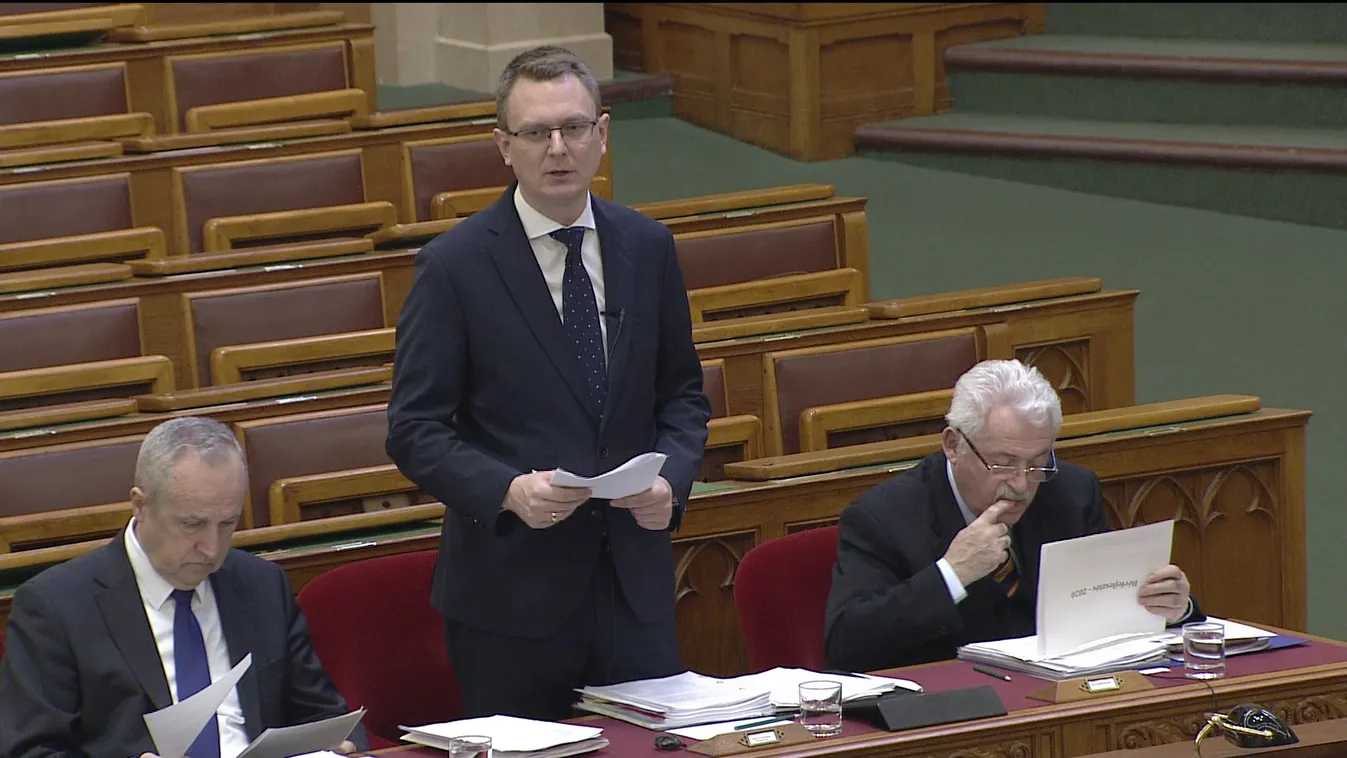 Rétvári: A pedagógusokra külön figyelmet kell fordítani