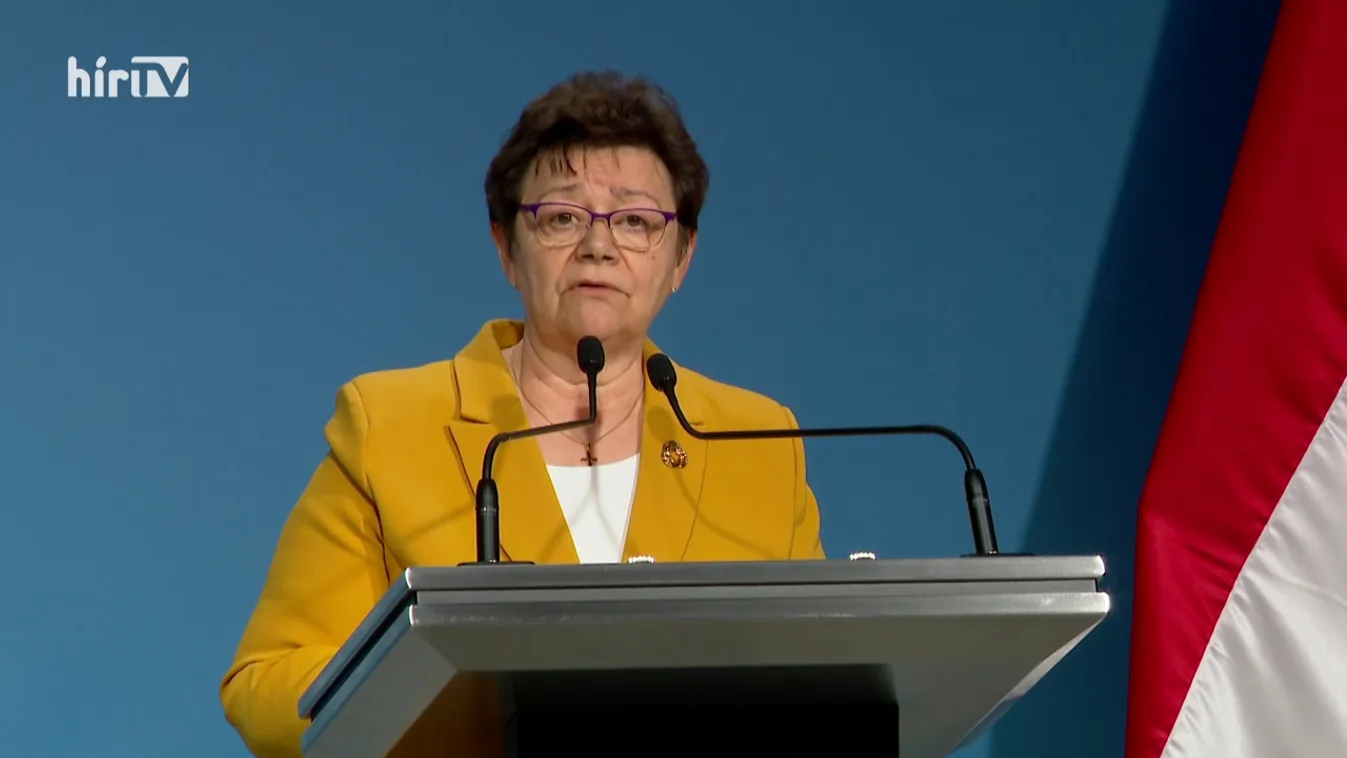 Rendőr felügyeli az elkülönített iráni állampolgárokat