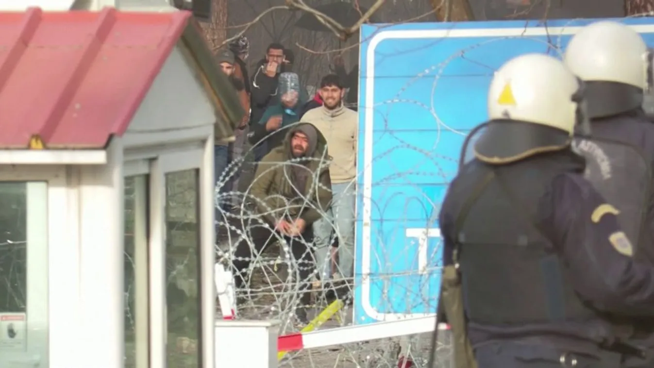 Ismét kövekkel dobálták meg a rendőröket a migránsok a görög-török határnál