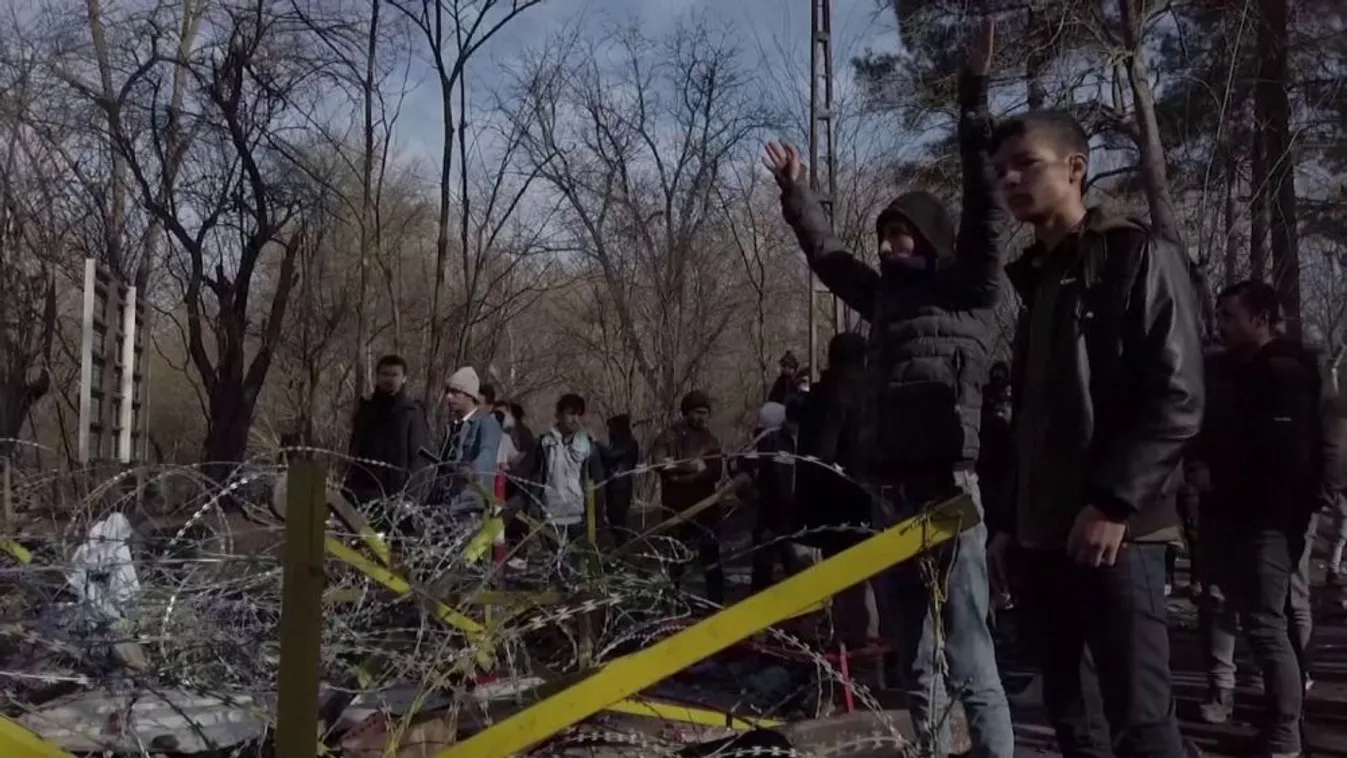 Molotov-koktéllal támadják a határkerítést a migránsok a török oldal irányából