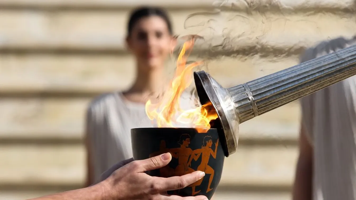 Fellobbant az olimpiai láng Olümpiában