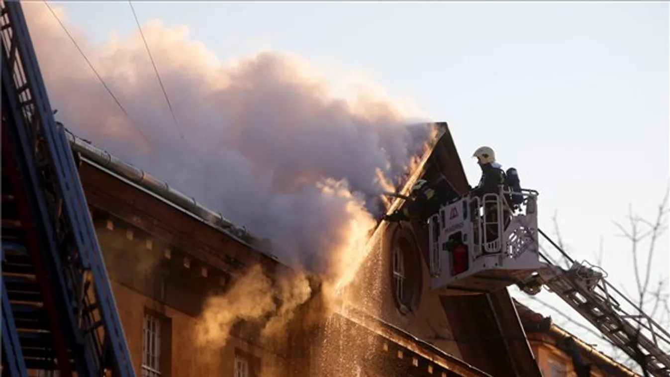 Kigyulladt a szekszárdi börtön tetőszerkezete
