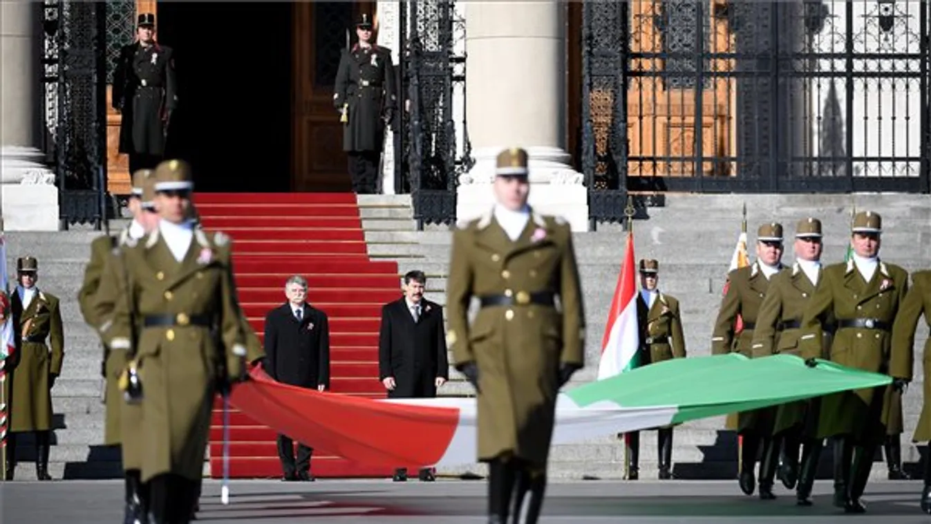 Felvonták a nemzeti lobogót a Parlament előtt