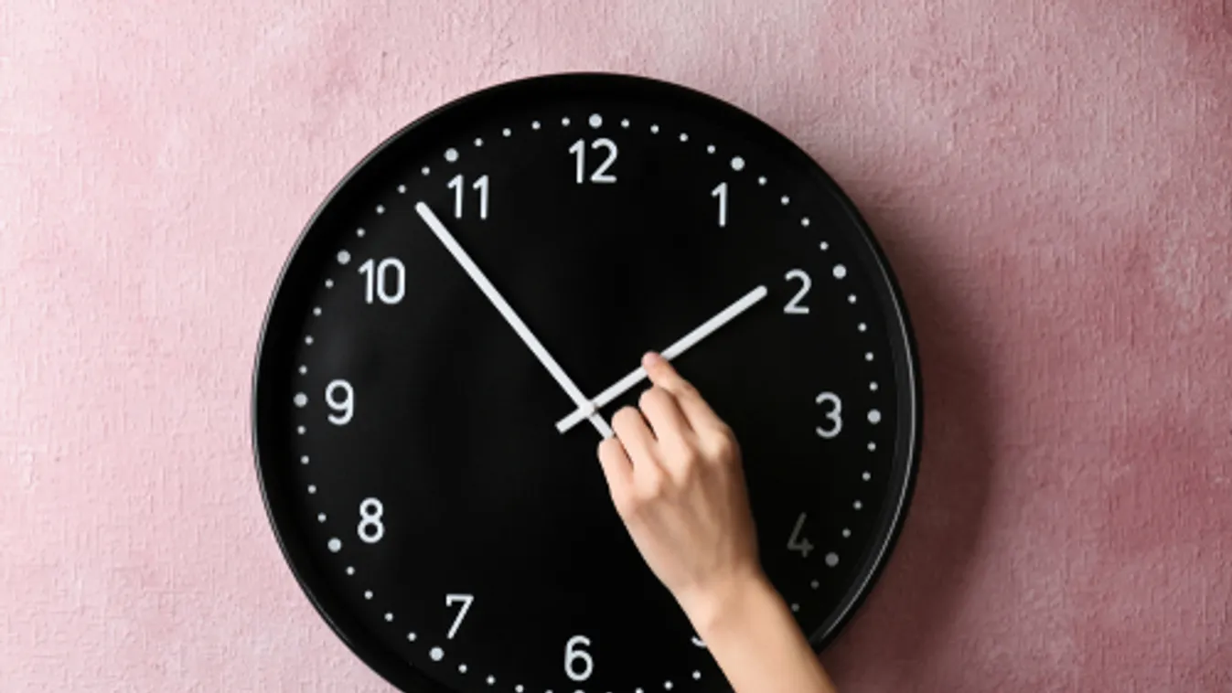Vasárnap kezdődik a nyári időszámítás