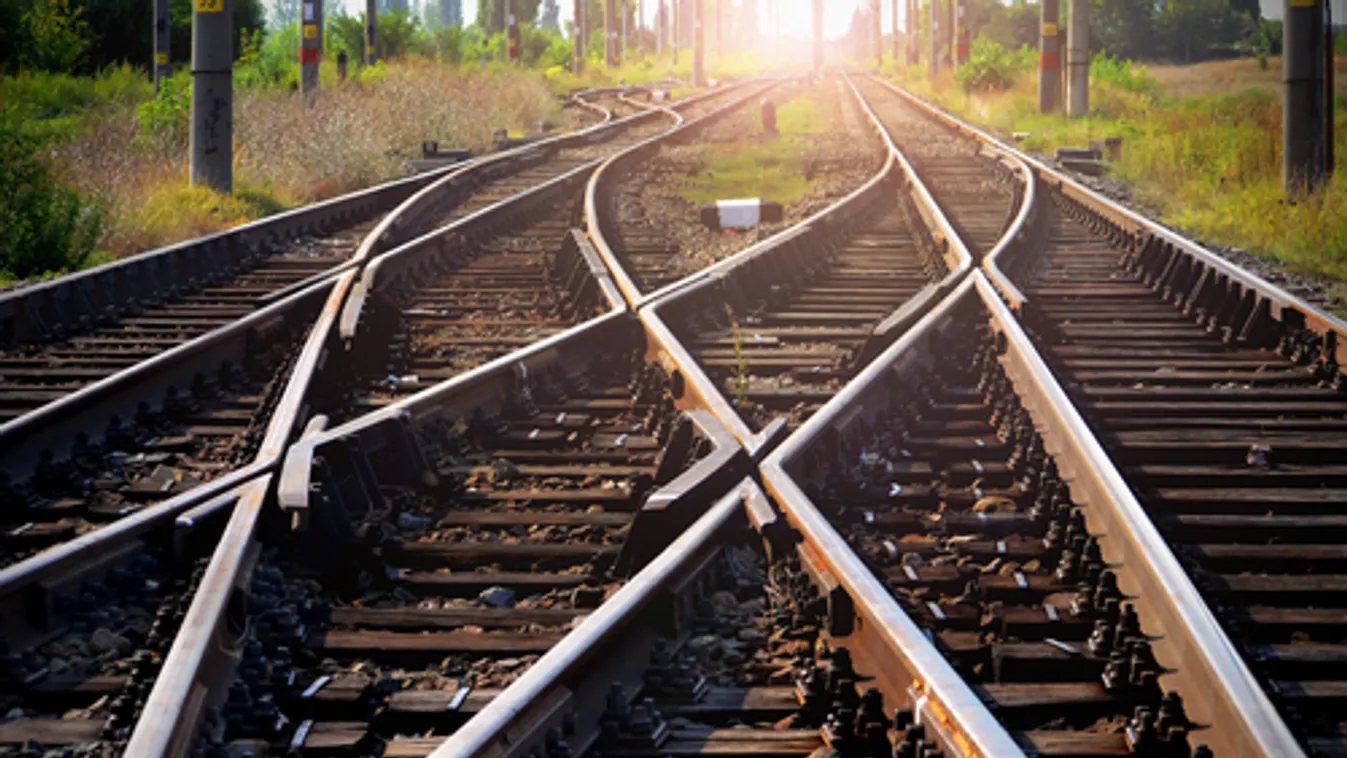 Vonatokkal viszik át Lengyelországon a hazaigyekvő ukránok ezreit, Románia szigorítja a büntetéseket