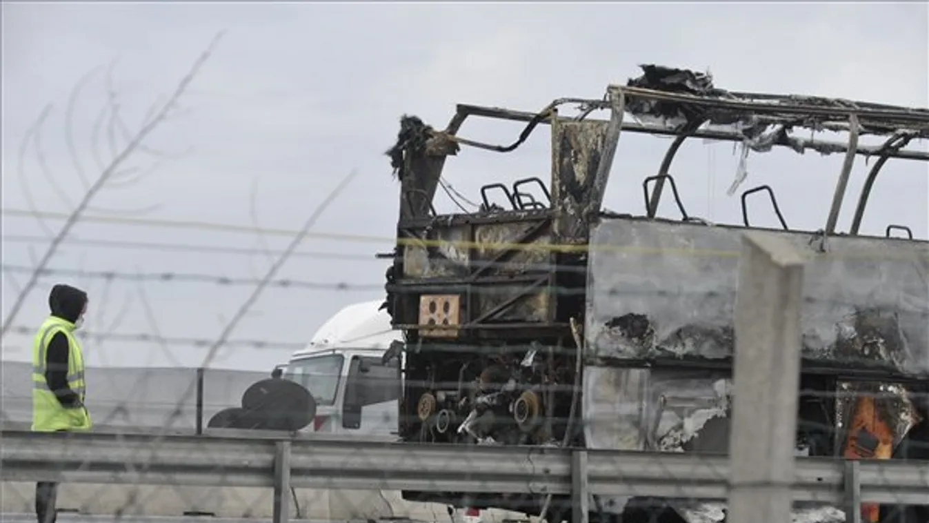 Kigyulladt és leégett egy busz az M0-son Szigetszentmiklósnál