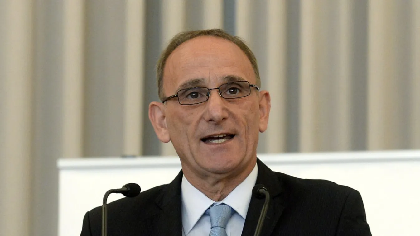 Obszcén módon gyalázta kritikusait a gödöllői polgármester