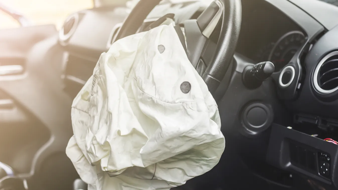 Betegszállító kisbusz és egy kisteherautó karambolozott Gyömrőnél