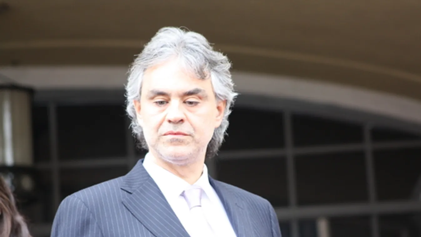 Az üres milánói dómban adott húsvéti koncertet Andrea Bocelli