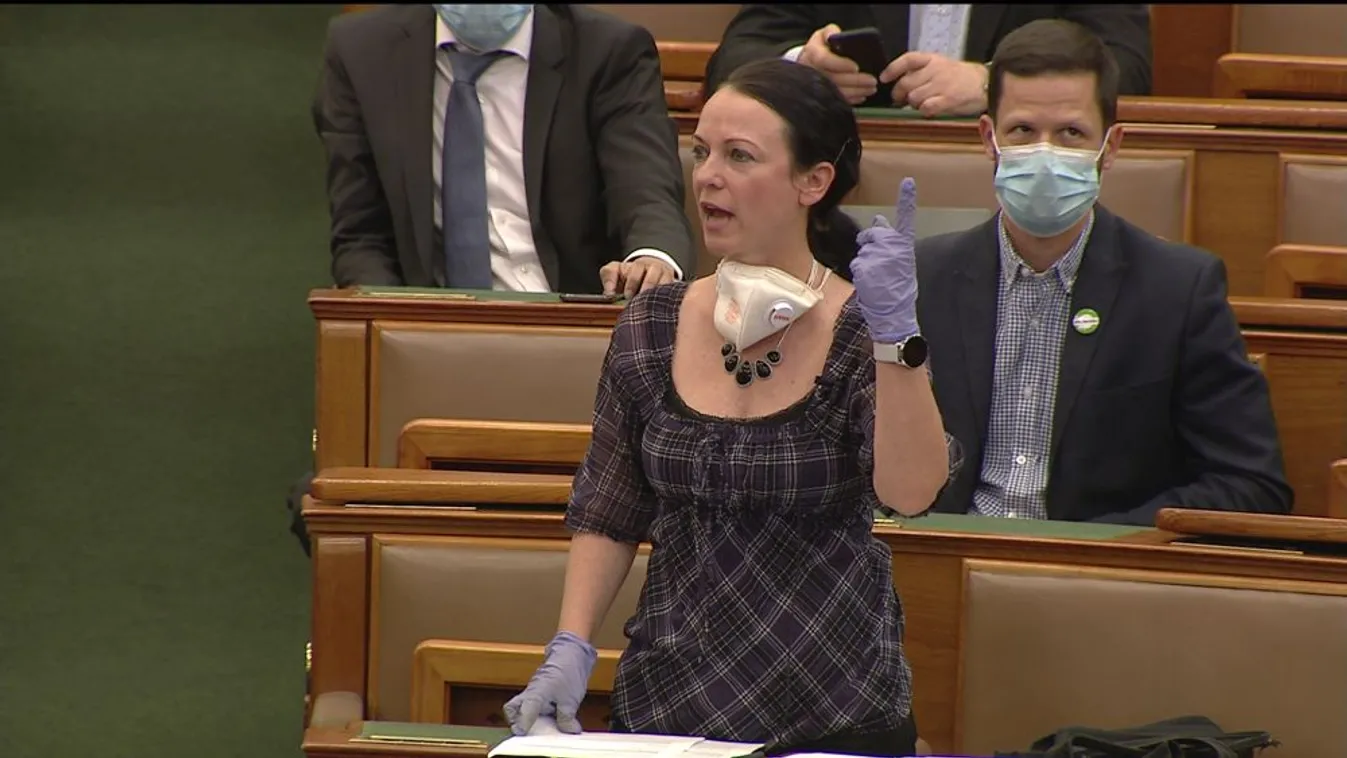 Kormánypárti tapsvihar Szabó Tímea beszéde alatt