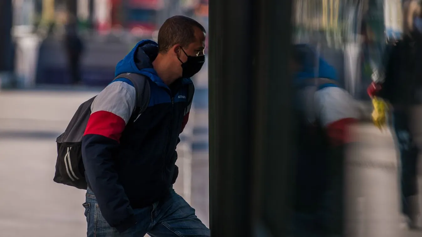 Mától csak eltakart arccal szabad utazni a fővárosi tömegközlekedés járatain
