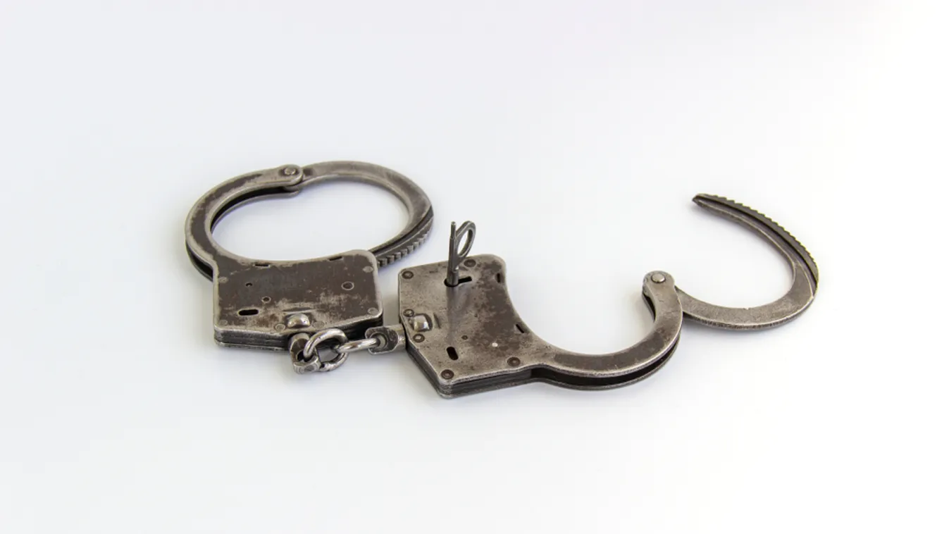 Unokázós csalással gyanúsítható bandát fogtak el Pápán