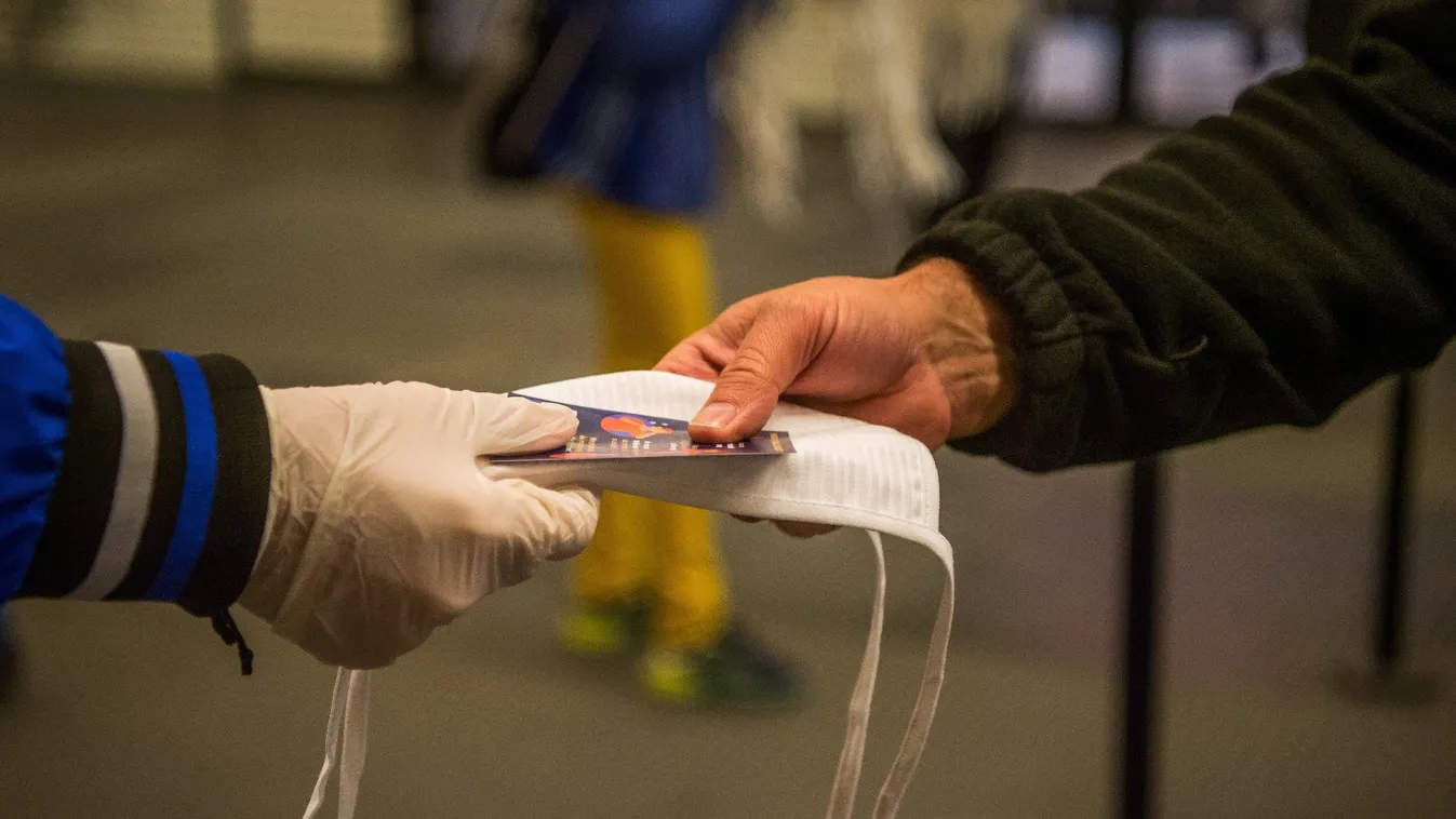 Vidéki nagyvárosokban oszt szájmaszkot a Magyar Református Szeretetszolgálat