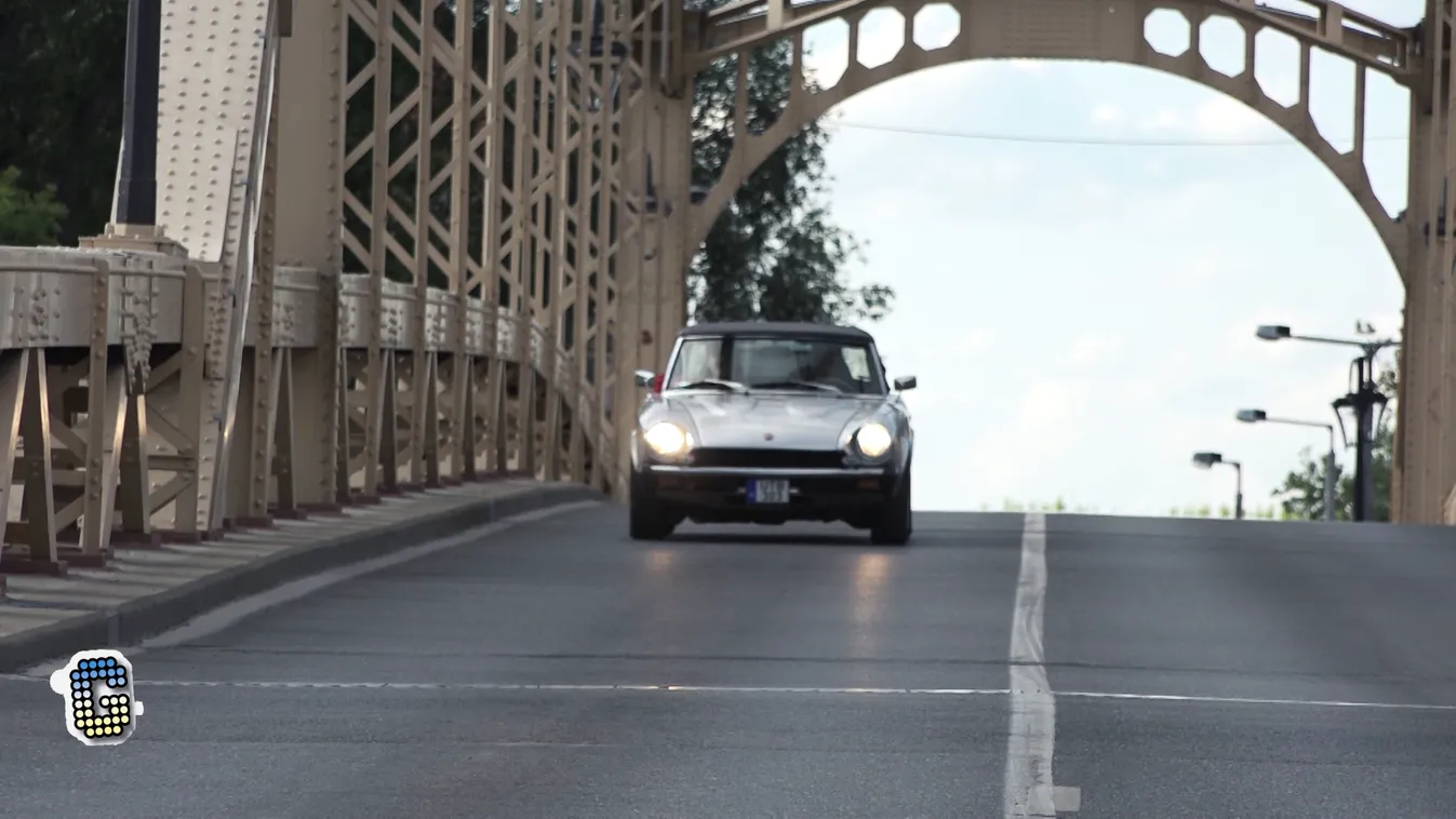 Garázs: Egy gyönyörű, 42 éves, kétüléses kabrió