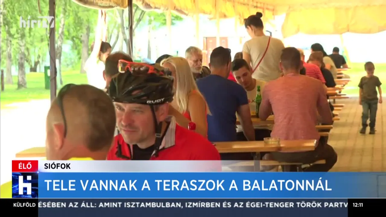 Tele vannak a teraszok a Balatonnál