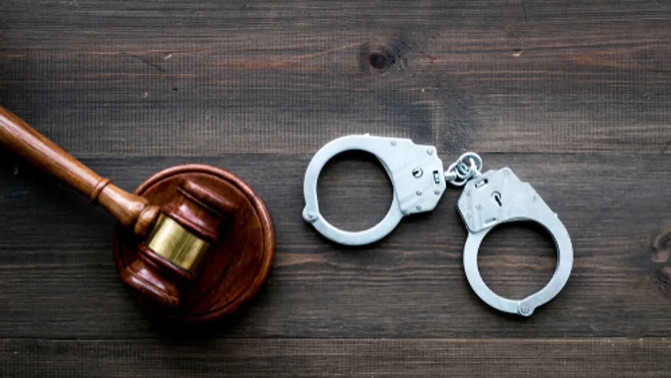 Vádat emeltek egy rendőrök elől elmenekülő szerb embercsempész ellen