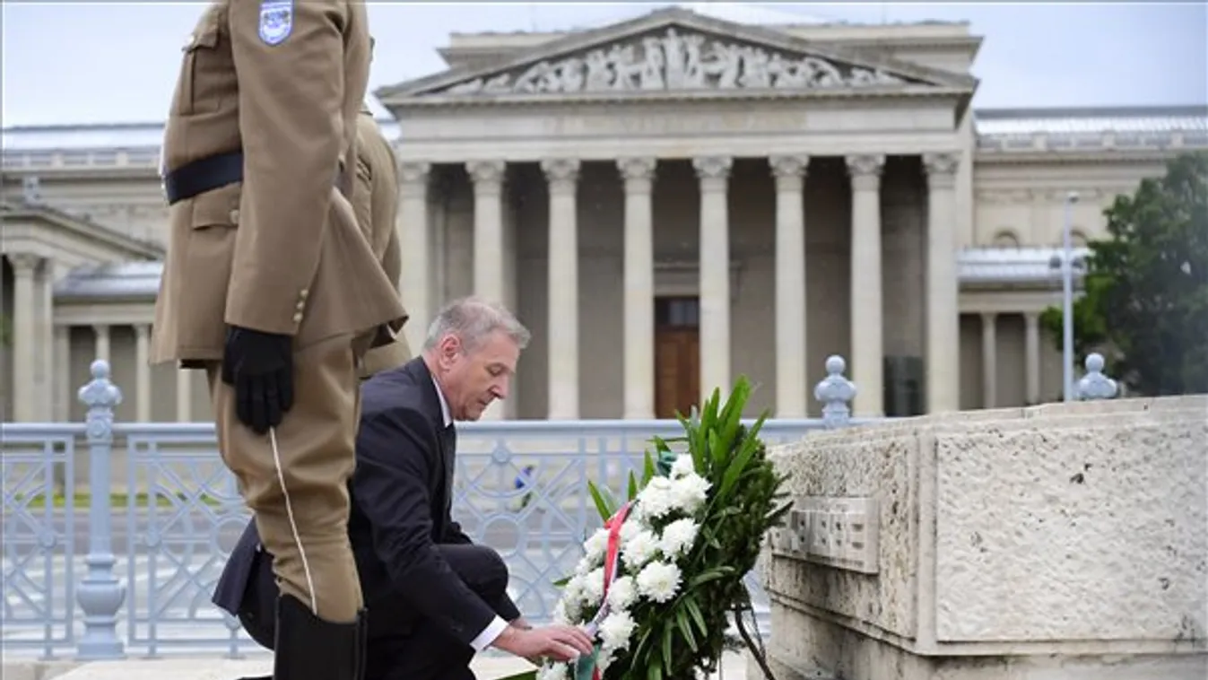Benkő Tibor megkoszorúzta a Magyar Hősök Emlékkövét