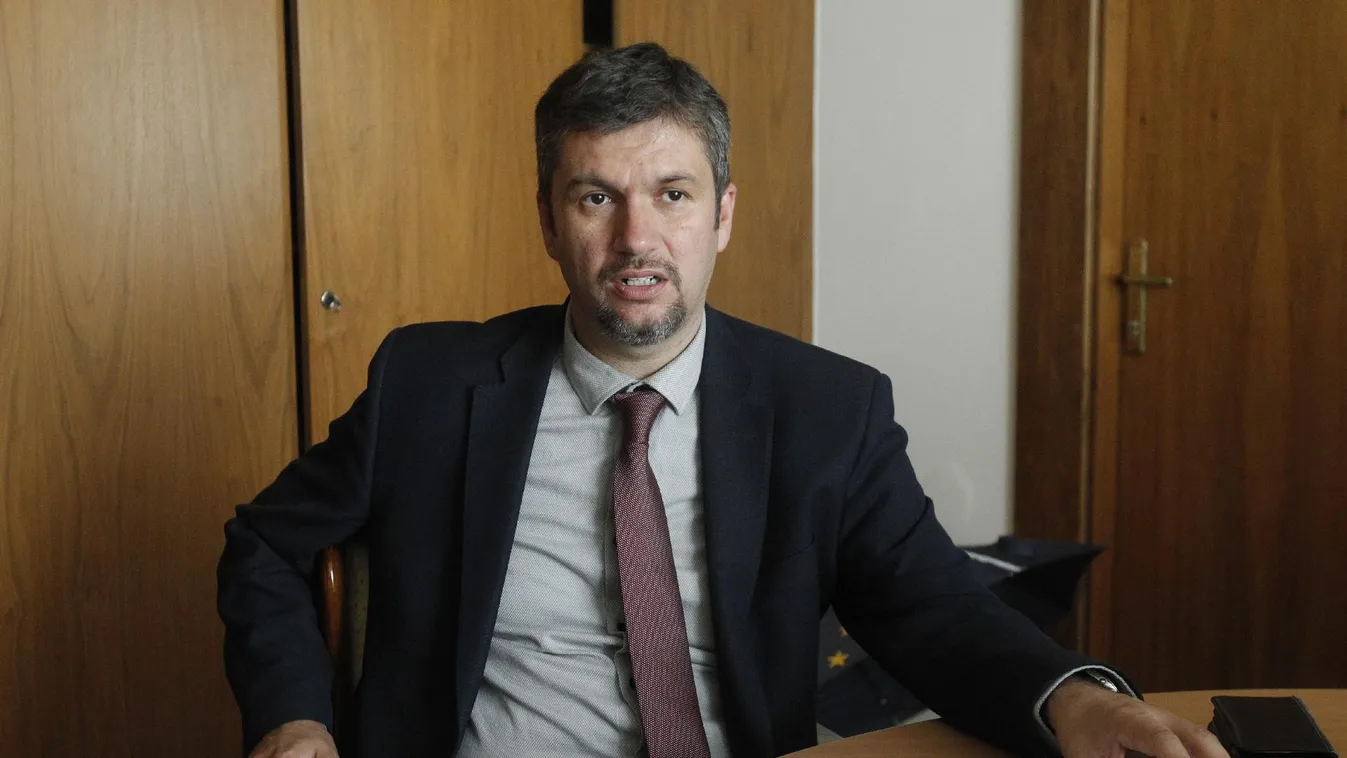 Adatbázist építhet Hadházy a konzultációs ívekkel