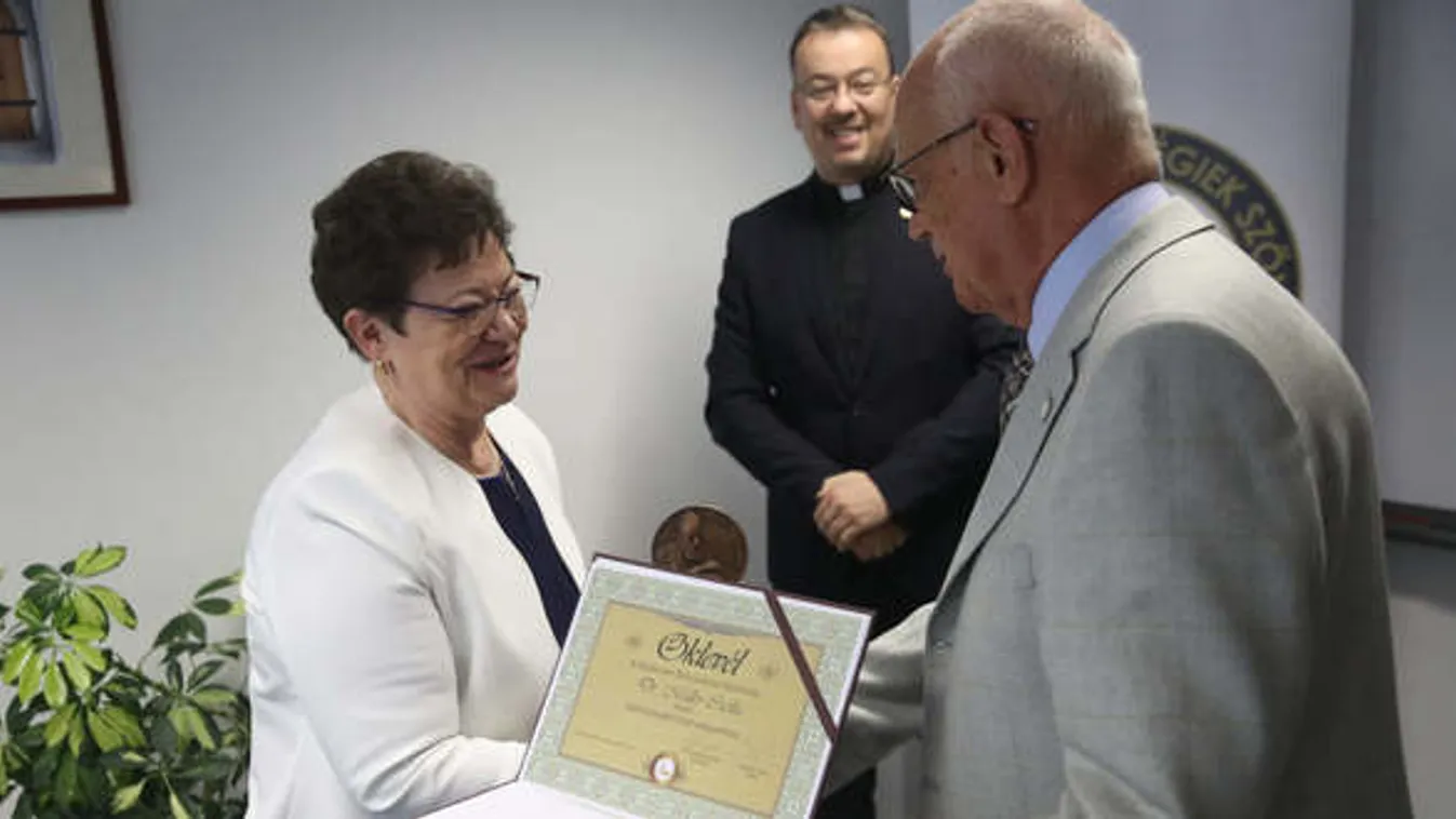 Átadták Müller Cecíliának a Szent Adalbert-díjat