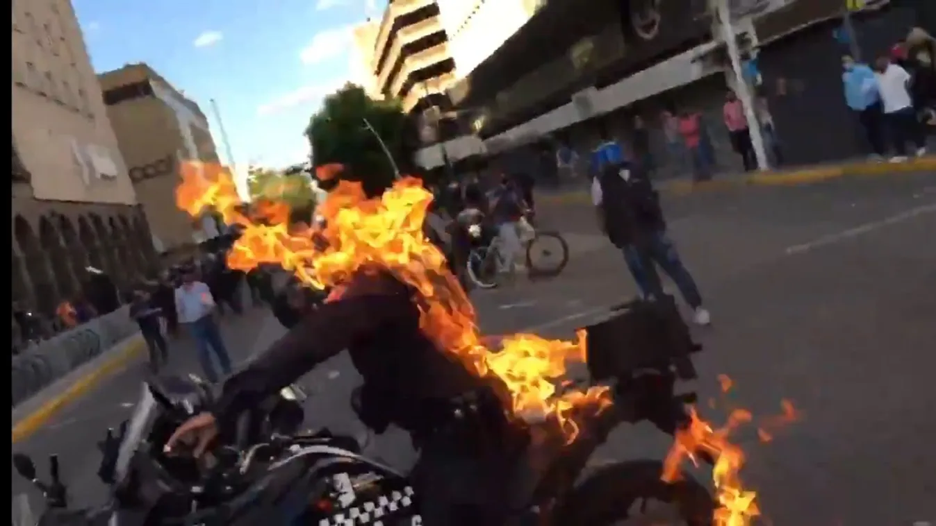 Felgyújtottak egy rendőrt