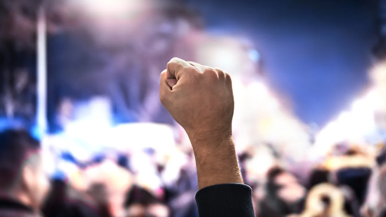 Összecsapások Londonban, száznál több tüntetőt őrizetbe vettek