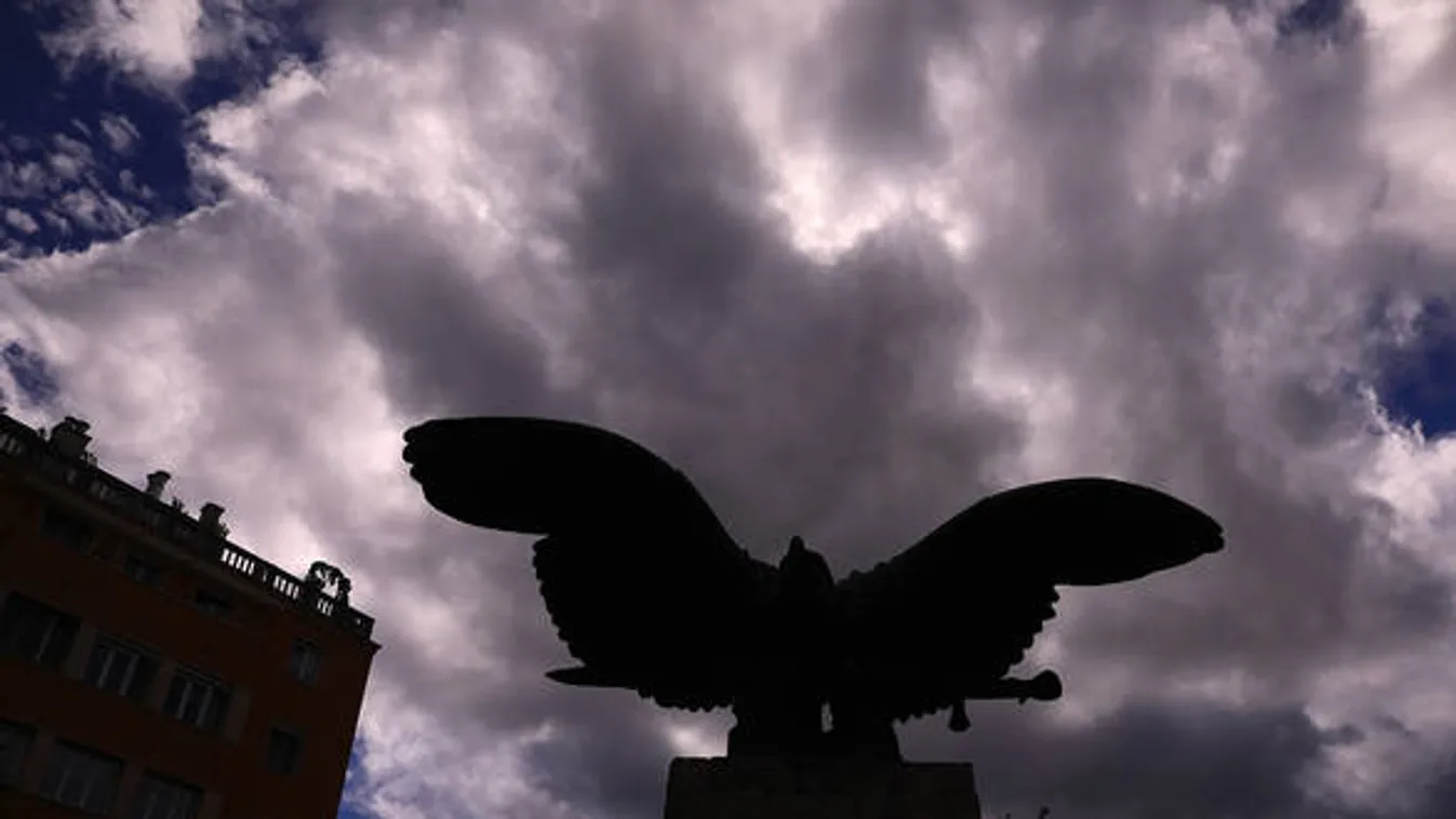 Átminősítené a turulszobrot a XII. kerület, és új második világháborús emlékművet állítana