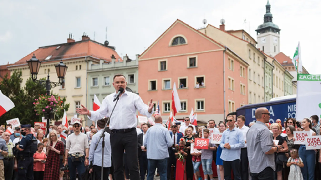 Vita alakult ki a kampányban a hagyományos családfelfogás és melegjogi követelések körül