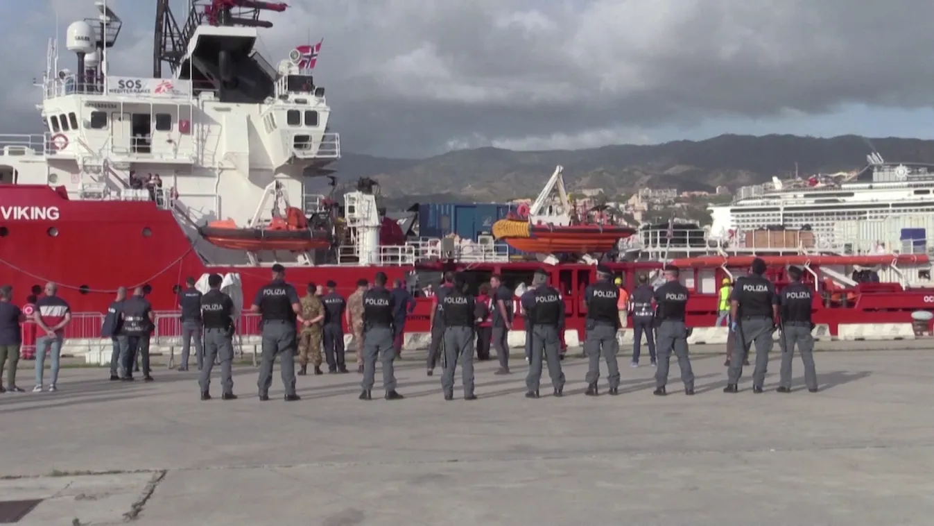 Újabb NGO-hajó ment migránsokat a tengeren