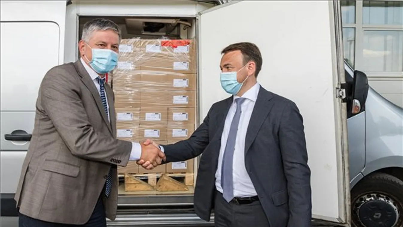 Vakcinaszállítmányt adott át Grezsa István az ukrán Vöröskeresztnek a kárpátaljai Csapon