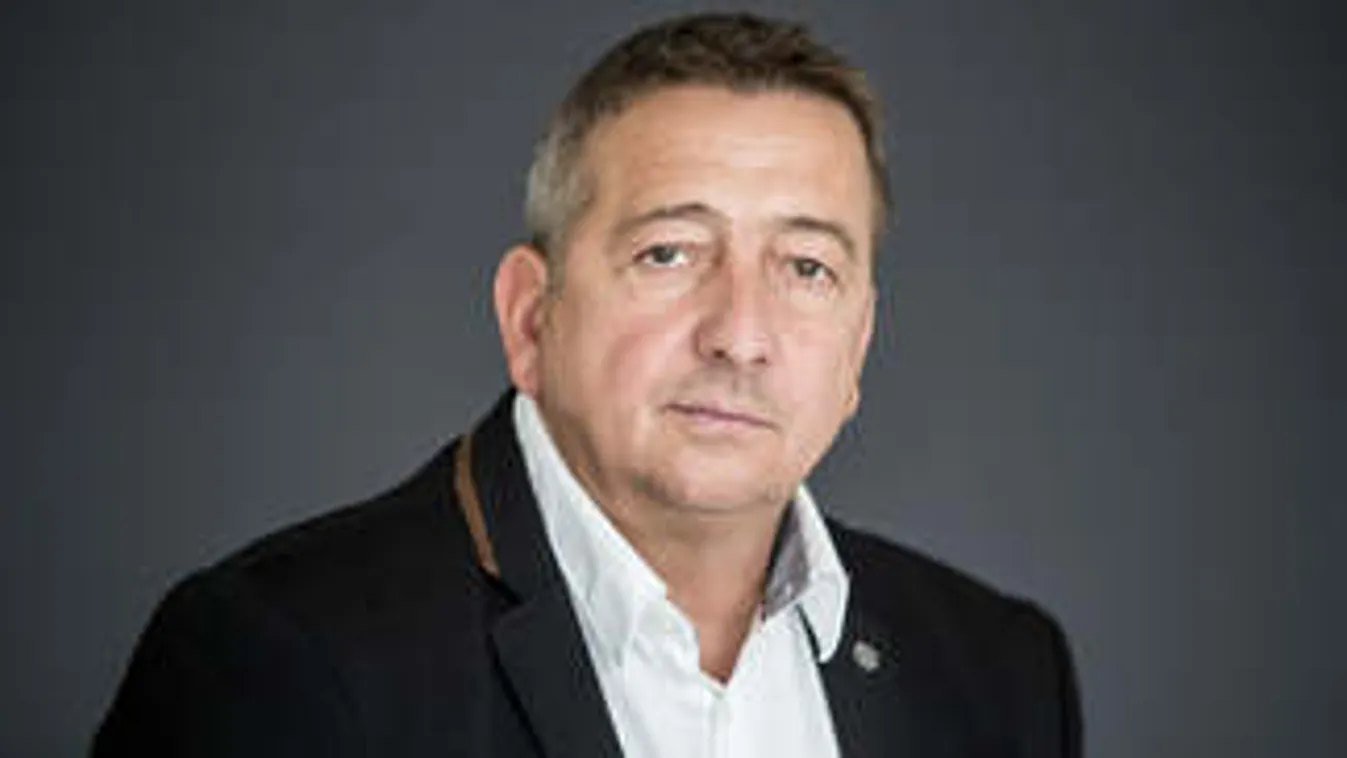 Bayer Zsolt: Táblát a nyakba!