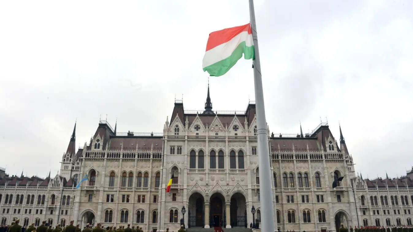 Fotókiállítás nyílt az Összetartozás Emlékhelyénél