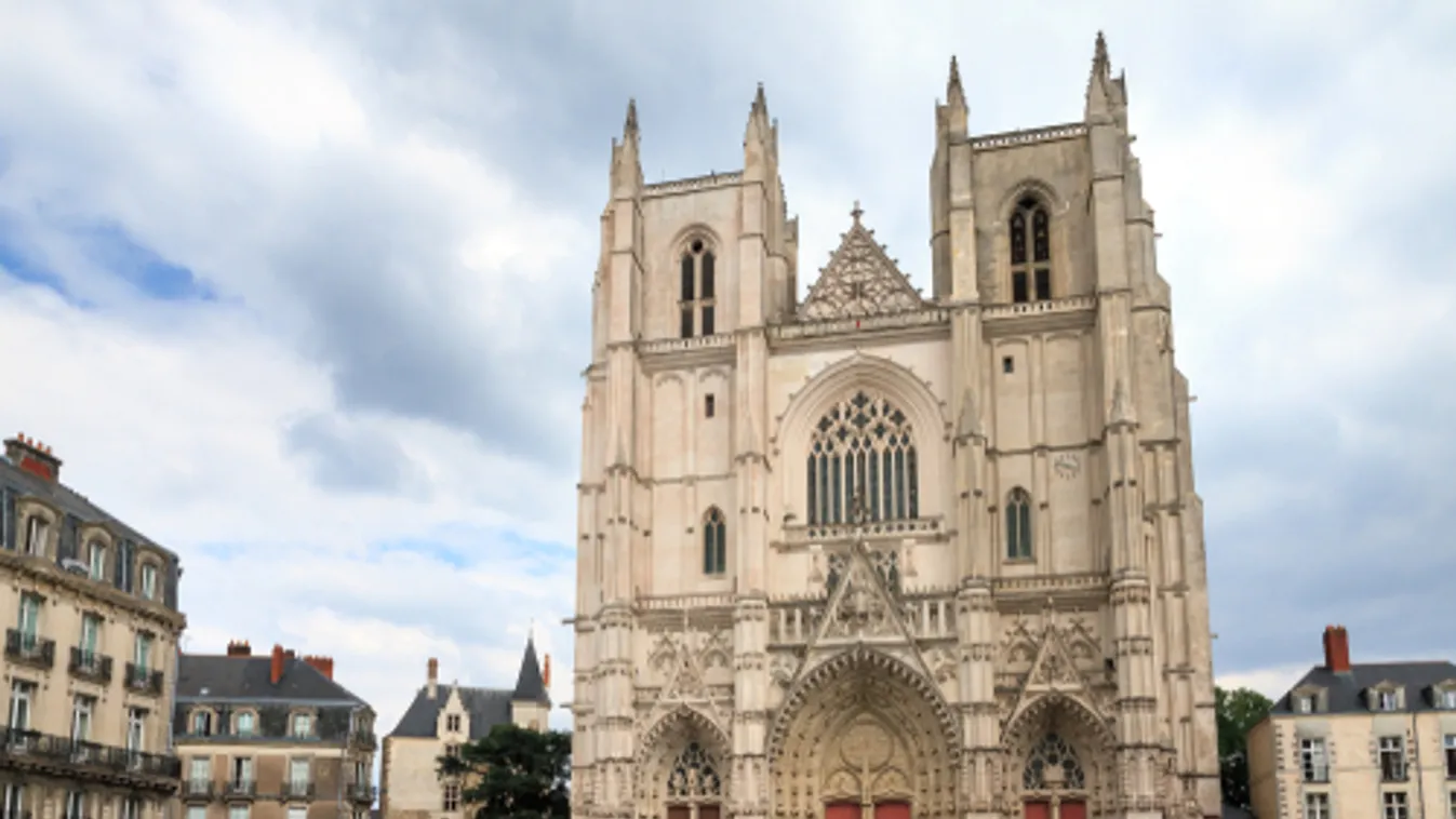 Tűz ütött ki a franciaországi Nantes székesegyházában