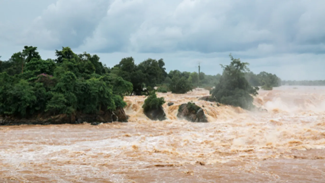 Több mint 200 emberéletet követeltek az árvizek és földcsuszamlások Dél-Ázsiában