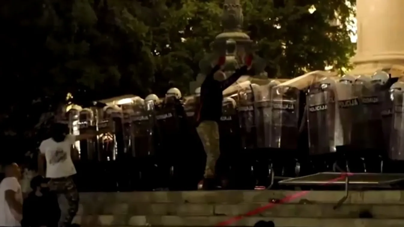 Belgrádban több százan próbáltak meg behatolni a parlament épületébe