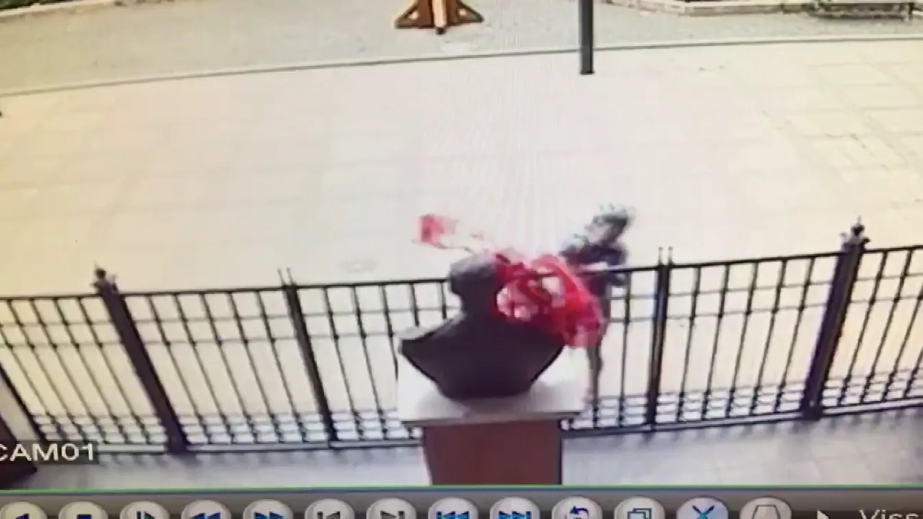 Vörös festékkel öntötték le Horthy Miklós szobrát