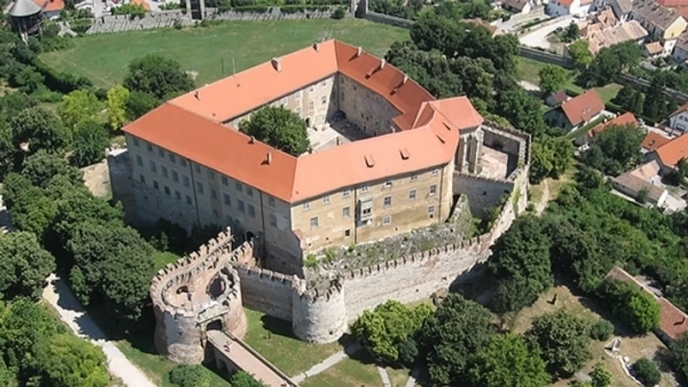 Megújul a siklósi várkert