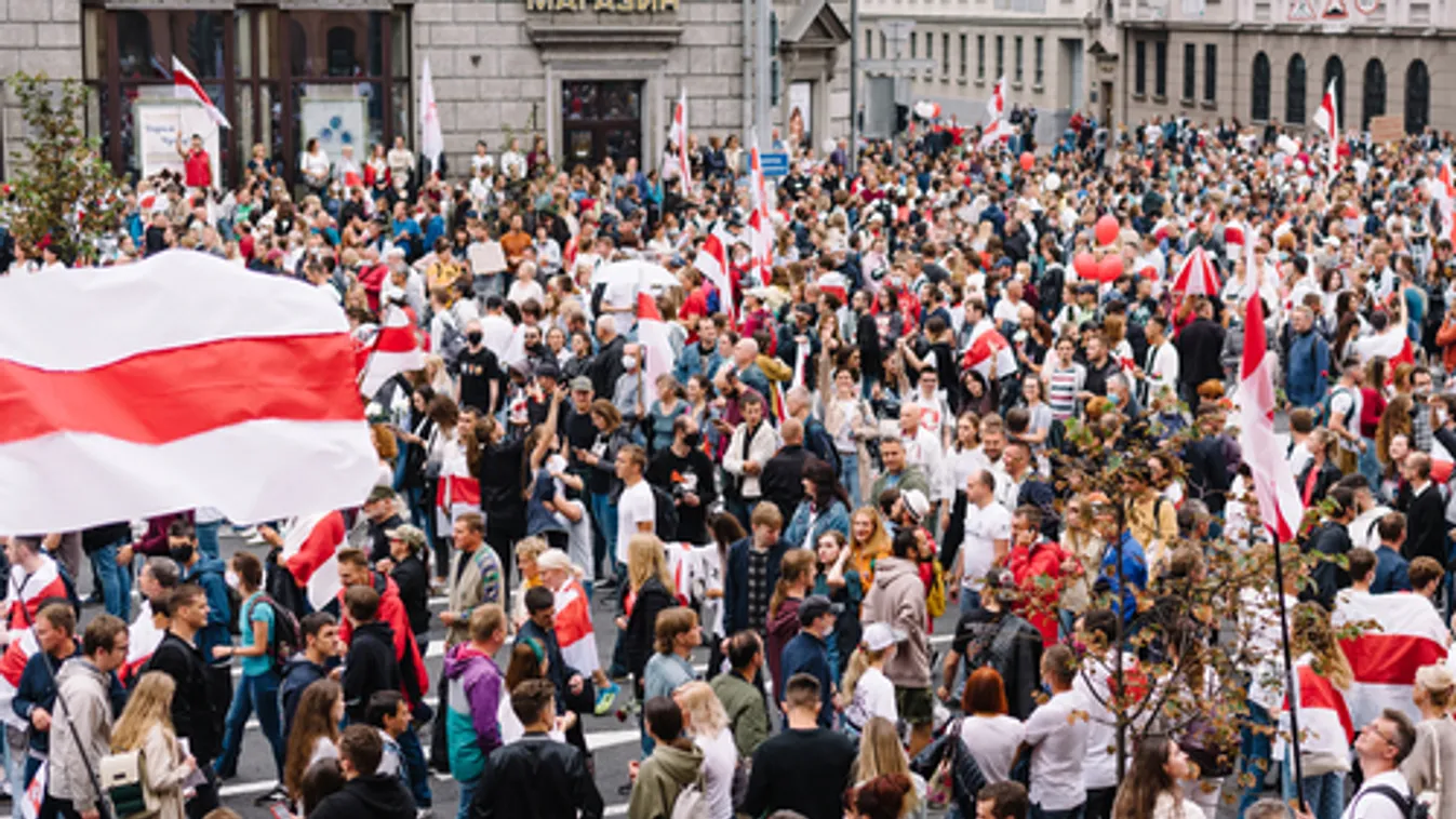 Tízezrek tüntettek ismét Minszkben, kisebb összecsapások is voltak