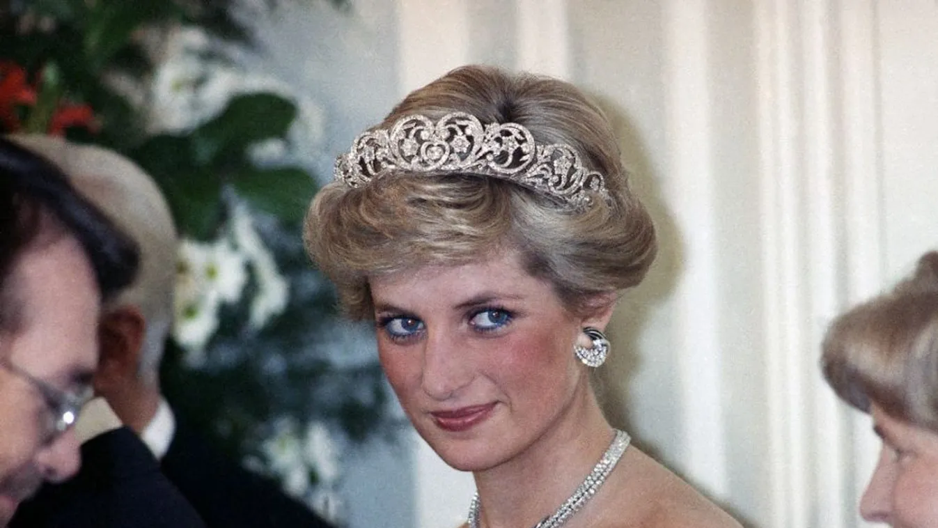 Szobrot állítanak Diana hercegnőnek a Kensington-palota előtt