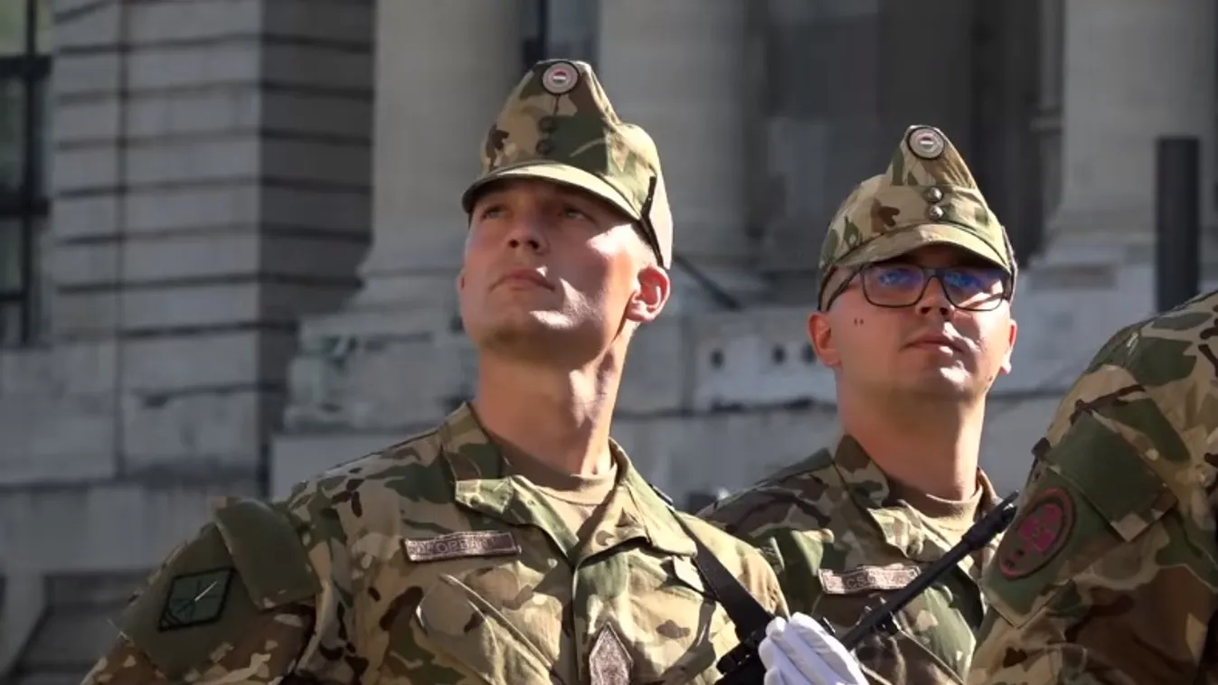 Tisztté avatták Orbán Gáspárt, a miniszterelnök fiát