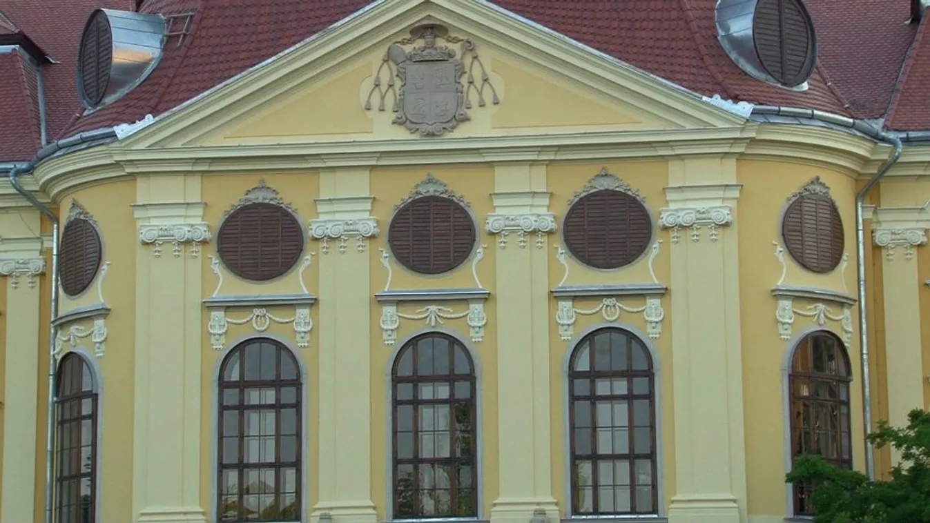 Helyére került Patachich Ádám püspök címere