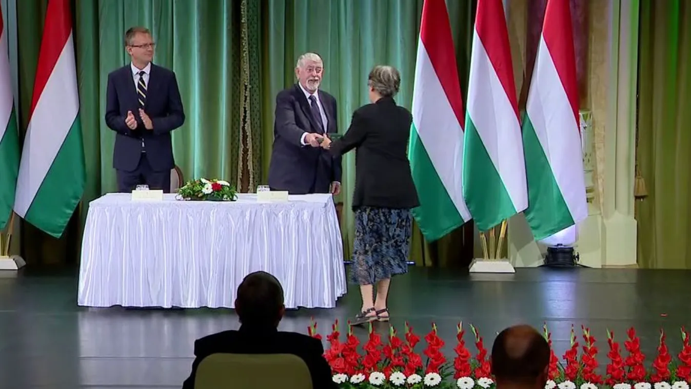 Kásler Miklós állami kitüntetéseket adott át