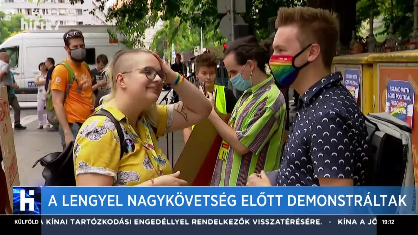 A lengyel nagykövetség előtt demonstráltak