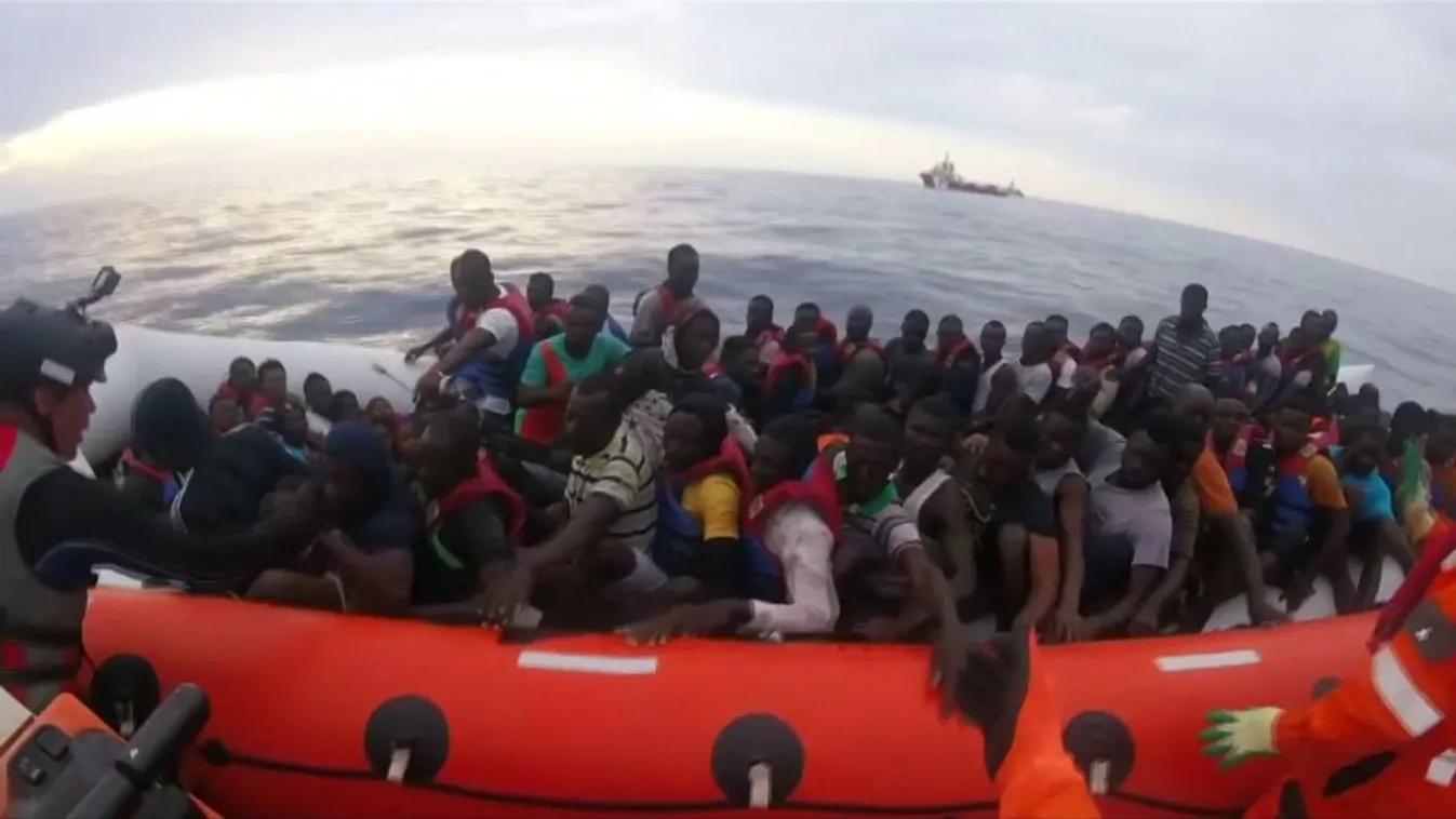 A migránsközpont kiürítésével egy időben érkeznek menekültek Lampedusára